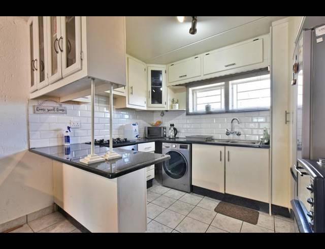 2 BEDROOM APARTMENT FOR SALE IN WINCHESTER HILLS